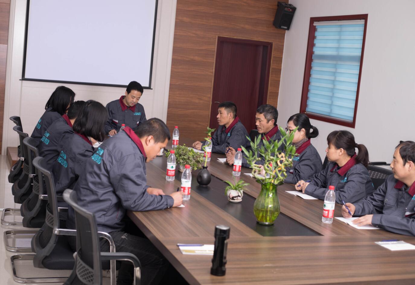 董事長與技術部門就新材料研發(fā)項目會議 董事長與技術部門就新材料研發(fā)項目會議